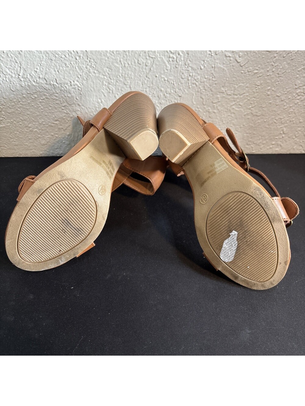 Wild Diva Lounge Tan Strappy T-Strap Heeled Sandals Women's Size 6.5 Buckle - Picture 5 of 5